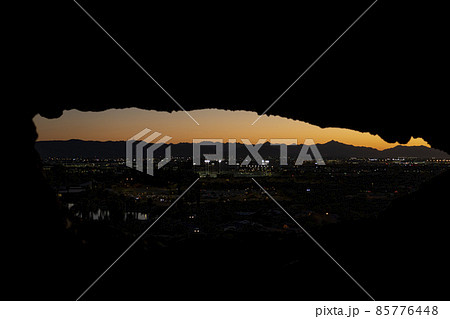 ホール・イン・ザ・ロックからの夕暮れ時のフェニックスの眺め ホール・イン・ザ・ロックからの夕暮れ時のフェニックスの眺め 85776448