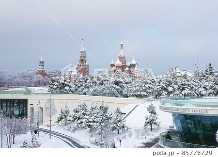 Christmas time in Moscow - snow falling on Red Square Christmas time in Moscow - snow falling on Red Square 85776729