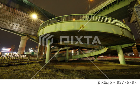 名古屋市にある楠インターチェンジを象徴するらせん状の歩道橋 名古屋市にある楠インターチェンジを象徴するらせん状の歩道橋 85776787