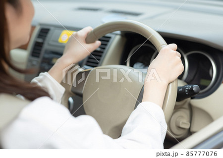 車を運転する可愛い女性 85777076
