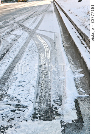 東京都内の道路が雪で凍結した風景 東京都内の道路が雪で凍結した風景 85777161