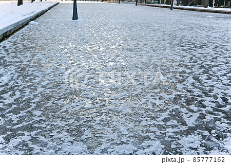 東京都内の道路が雪で凍結した風景 85777162