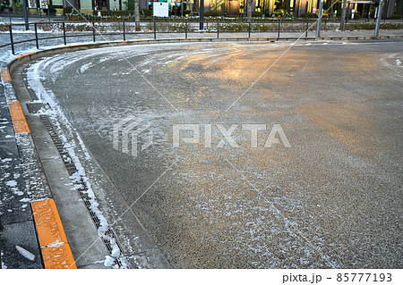 東京都内の道路が雪で凍結した風景 85777193