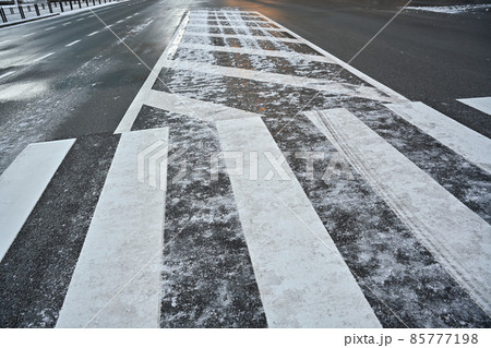 東京都内の道路が雪で凍結した風景 85777198