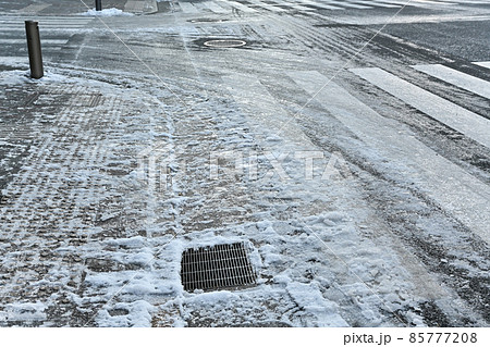 東京都内の道路が雪で凍結した風景 85777208