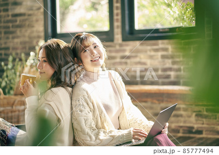 女性同士 友達 女性同士 友達 85777494