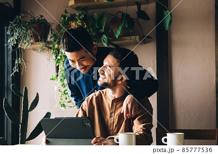 笑顔の同性愛カップル・LGBTQ・友情イメージ 85777536
