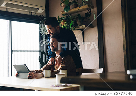 笑顔の同性愛カップル・LGBTQ・友情イメージ 85777540