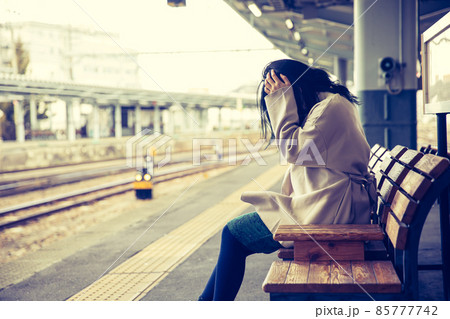 駅のホームで泣く女性　station 85777742