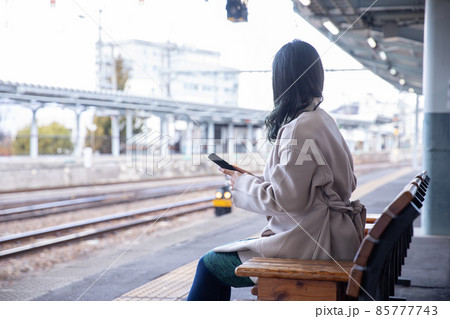 駅のホームで泣く女性 station 駅のホームで泣く女性 station 85777743