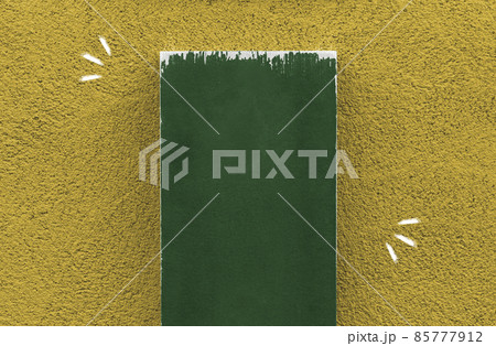 【タイトル向き】壁に立てかけた木の板 85777912