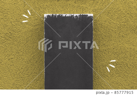 【タイトル向き】壁に立てかけた木の板 85777915