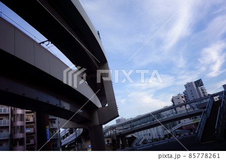 駅前の再開発、かすめるように高速道路が横切る風景 85778261