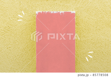 【タイトル向き】壁に立てかけた木の板（カラー豊富） 85778508