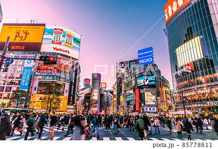 日本の東京都市景観 6波ステルス極超速感染…東京2198人・全国1万人超。渋谷は脅威の人流…＝12日 85778611