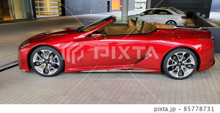 赤いオープンカー 85778731