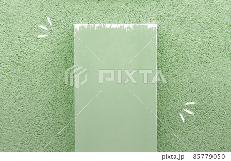 【タイトル向き】壁に立てかけた木の板 85779050