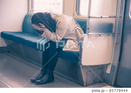 電車内で頭を抱える女性 On the train 電車内で頭を抱える女性 On the train 85779444