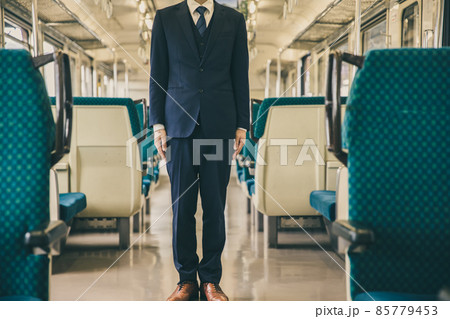 電車内で一人立っている男性 Office worker 電車内で一人立っている男性 Office worker 85779453