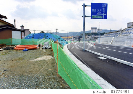 地方の開通間近の新しい道路 (完成間近の道路) 地方の開通間近の新しい道路 (完成間近の道路) 85779492