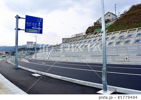 地方の開通間近の新しい道路　（完成間近の道路） 85779494