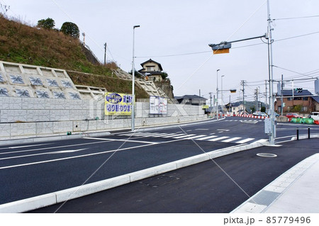 地方の開通間近の新しい道路　（完成間近の道路） 85779496
