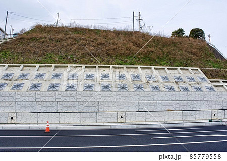 地方の開通間近の新しい道路の擁壁 (完成間近の道路) 地方の開通間近の新しい道路の擁壁 (完成間近の道路) 85779558