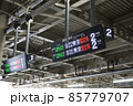 駅ホームの電光掲示板（東北新幹線はやぶさ・日本語） 85779707