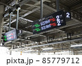 駅ホームの電光掲示板（東北新幹線はやぶさ・英語） 85779712