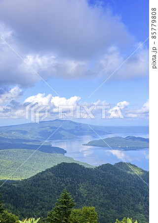 北海道　津別峠から望む屈斜路湖 85779808