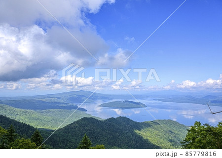 北海道　津別峠から望む屈斜路湖 85779816