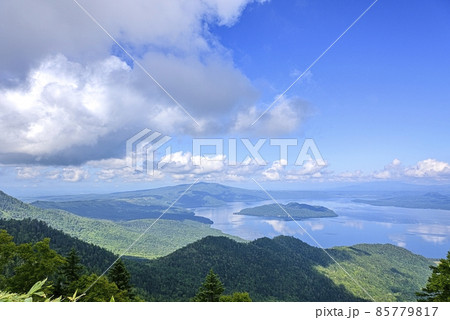北海道　津別峠から望む屈斜路湖 85779817