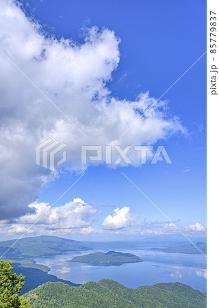 北海道　津別峠から望む屈斜路湖 85779837