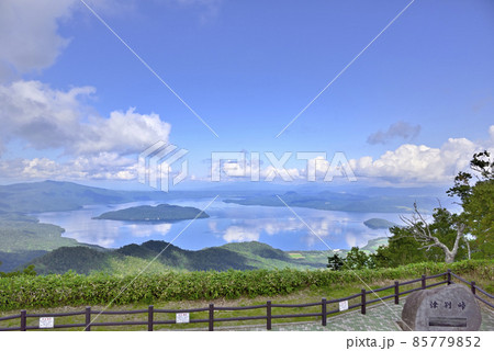 北海道　津別峠から望む屈斜路湖 85779852