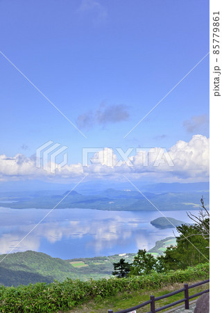 北海道　津別峠から望む屈斜路湖 85779861