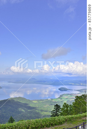 北海道　津別峠から望む屈斜路湖 85779869
