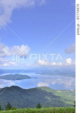 北海道　津別峠から望む屈斜路湖 85779870