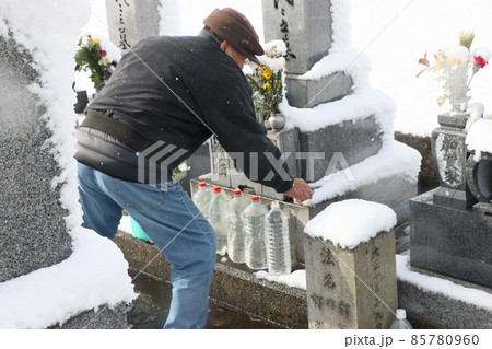 雪の集落のお墓の様子 85780960