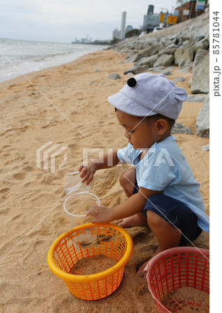 Asian boys are playing in the sand. 85781044