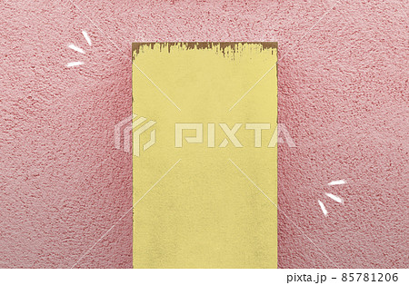 【タイトル向き】壁に立てかけた木の板（カラー豊富） 85781206