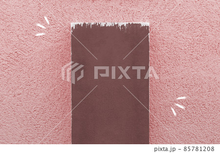 【タイトル向き】壁に立てかけた木の板（カラー豊富） 85781208