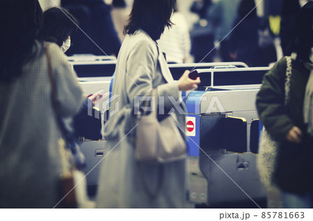 改札を利用する人々 改札を利用する人々 85781663