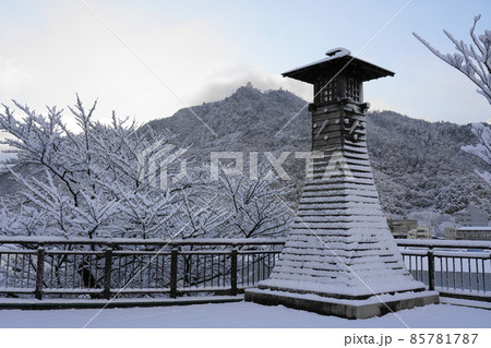 雪の日の長良川の川灯台と金華山 85781787