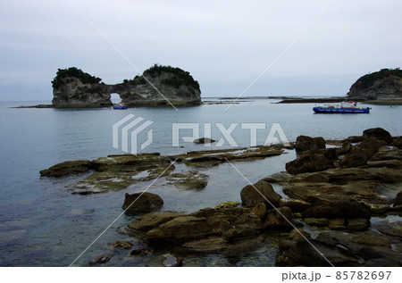 南紀白浜の雨の円月島と観光船 南紀白浜の雨の円月島と観光船 85782697