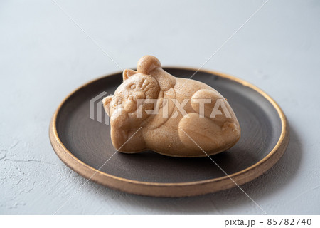 皿に乗った招き猫の形をした最中 もなか 85782740