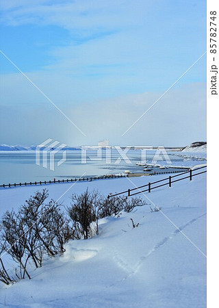 冬の天塩川河口より北を望む風景　縦型　1月【撮影地：北海道天塩町】 85782748