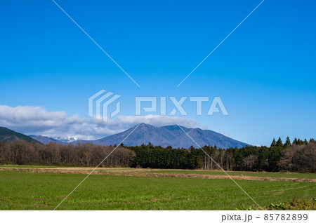 快晴の那須高原と那須連山、草原の続く那須高原、那須高原の牧草地 快晴の那須高原と那須連山、草原の続く那須高原、那須高原の牧草地 85782899