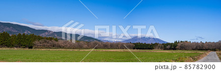 快晴の那須高原と那須連山、草原の続く那須高原、那須高原の牧草地 快晴の那須高原と那須連山、草原の続く那須高原、那須高原の牧草地 85782900