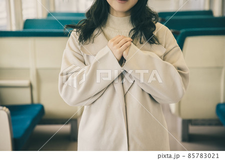 電車内に立って笑顔をみせる女性 On the train 電車内に立って笑顔をみせる女性 On the train 85783021