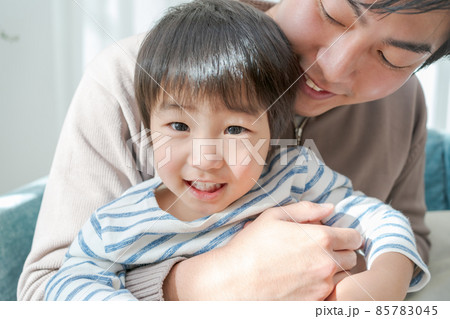 生後10ヶ月の息子とパパ 生後10ヶ月の息子とパパ 85783045